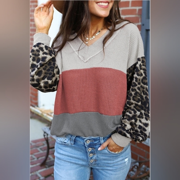 FASHION JUNKY Gray‎ Leopard Contrast Sleeve Colorblock Waffle Knit Top M NWOT - Picture 1 of 10